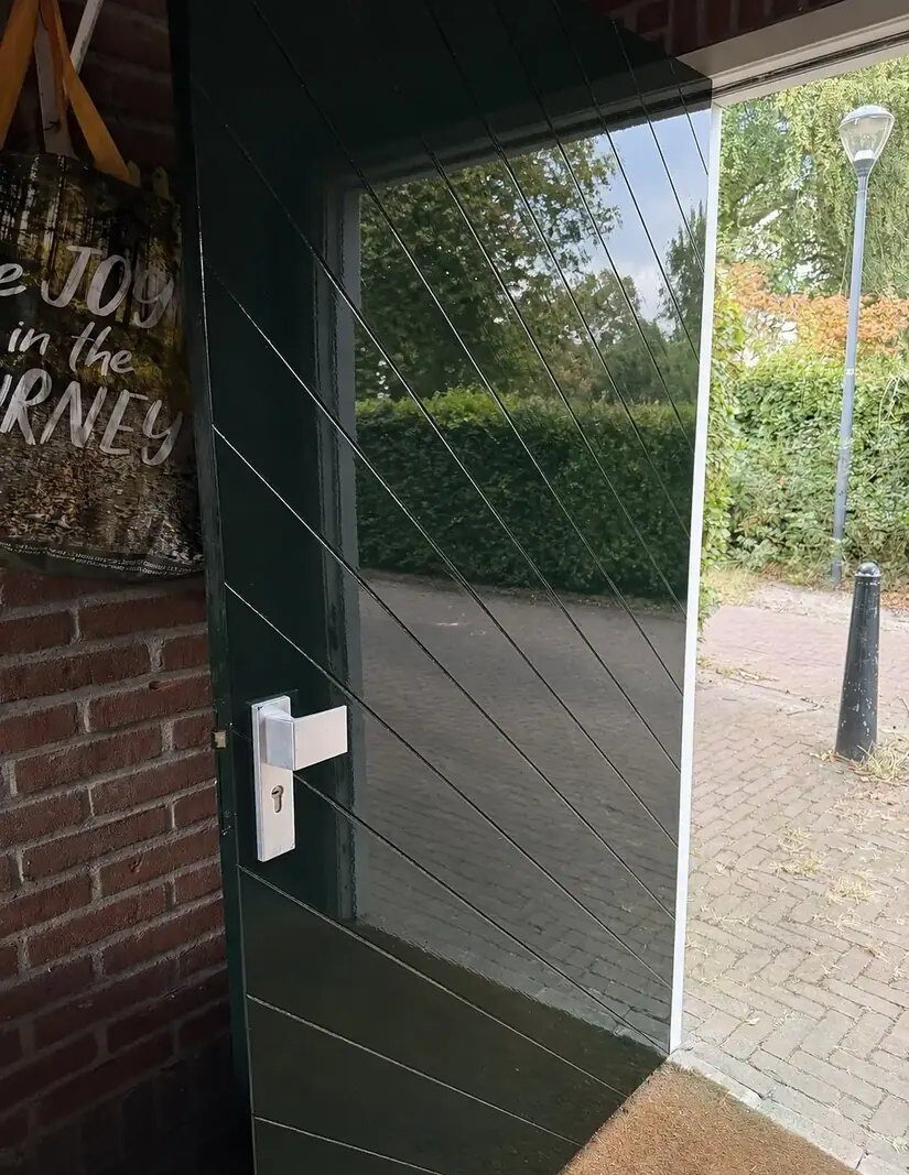 Garagedeur strak afgewerkt in hoogglans