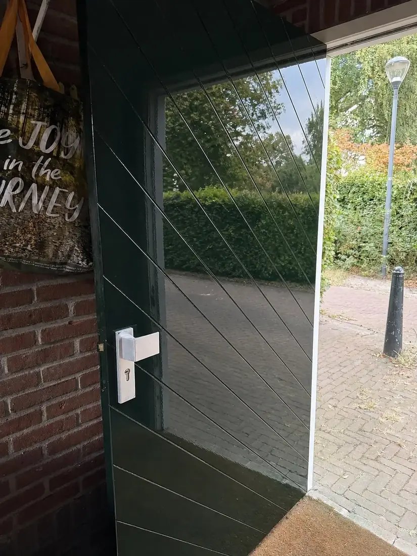 Garagedeur strak afgewerkt in hoogglans