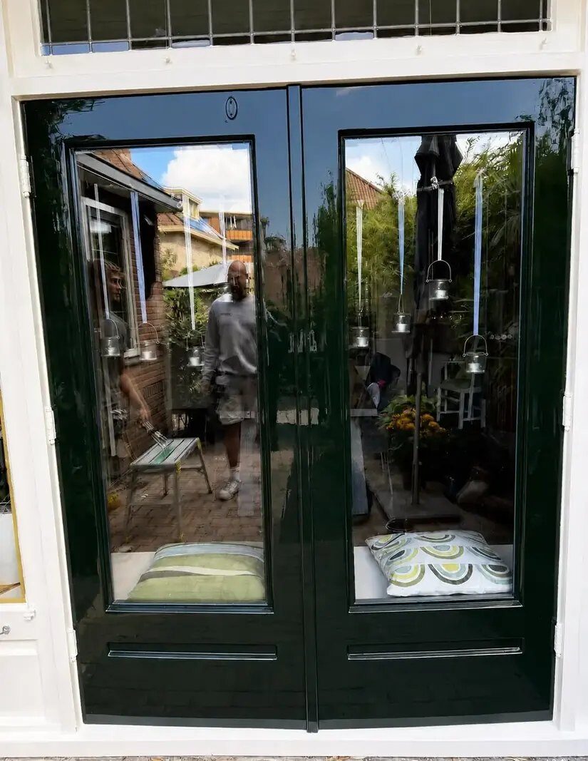 Tuindeuren afgewerkt in donkergroen hoogglans