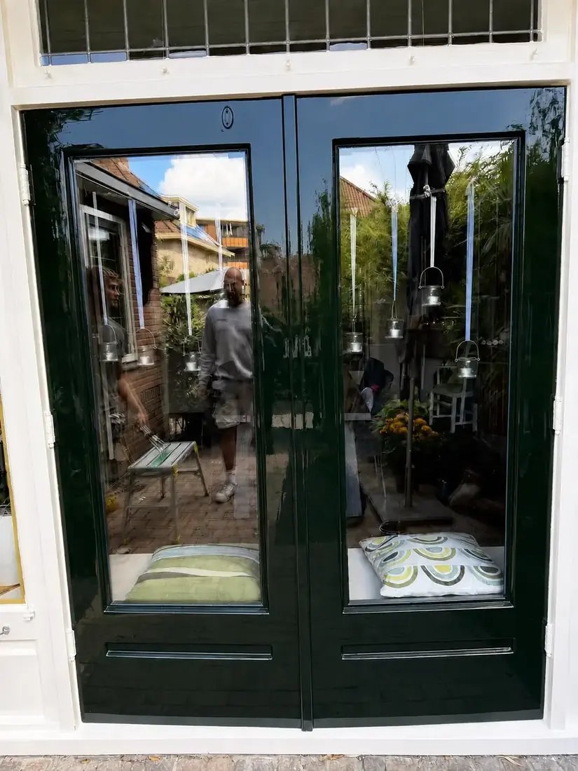 Tuindeuren afgewerkt in donkergroen hoogglans