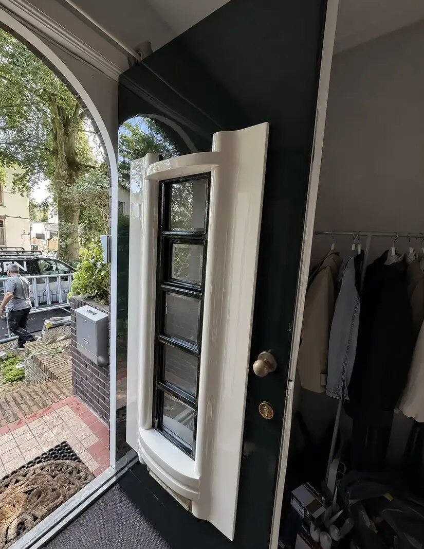 Voordeur in donkergroen met cremekleurig kozijn