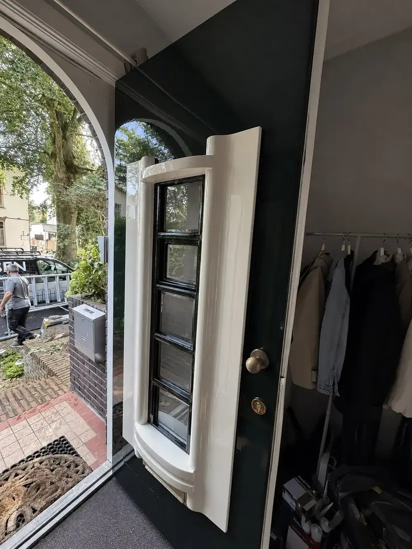 Voordeur in donkergroen met cremekleurig kozijn