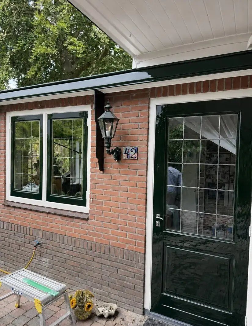 Woning met vers geschilderde kozijnen en voordeur