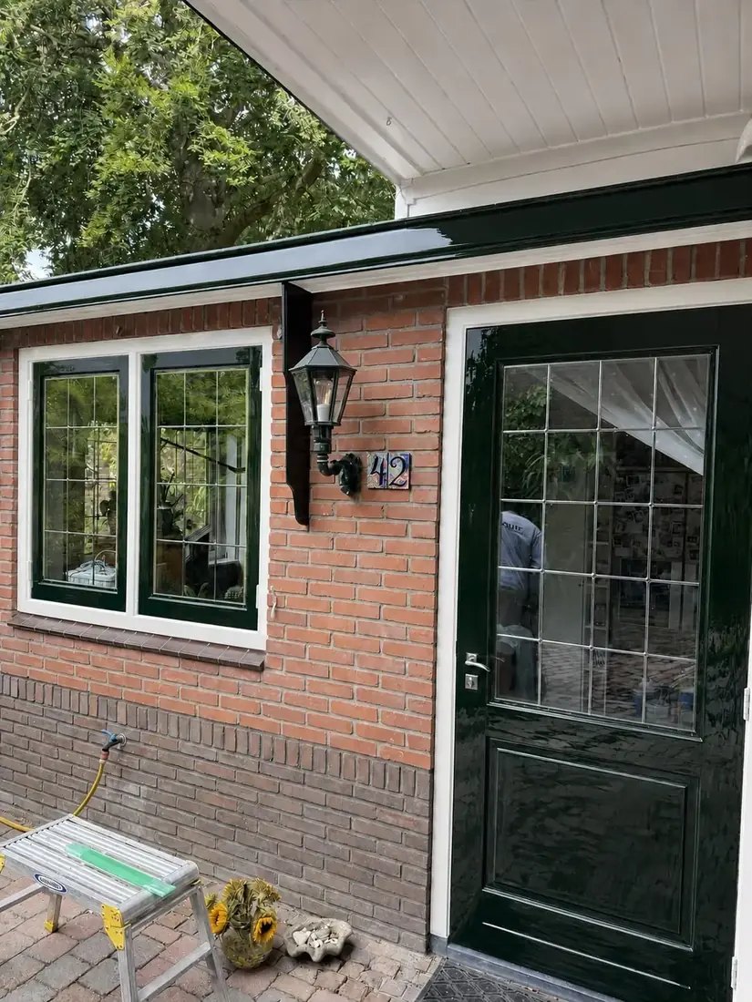 Woning met vers geschilderde kozijnen en voordeur